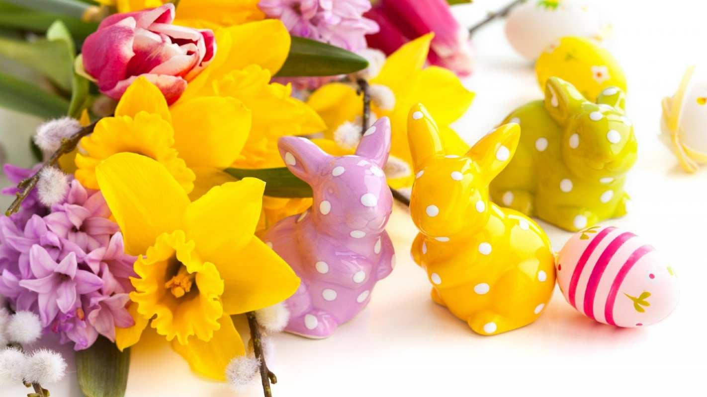 Открытка поздравляем с пасхой. яйца и кролики  цветы, пасха  Happy Easter 